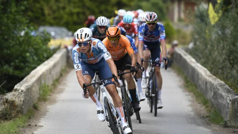 nine minutes ahead of the peloton red jersey for the leading men, many riders intercalated… Follow the 18th stage of the Tour of Spain