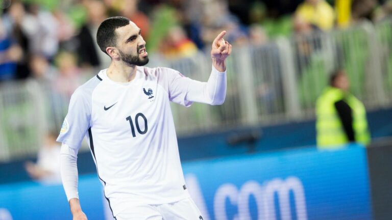 the French team reaches the semi-final by beating Paraguay