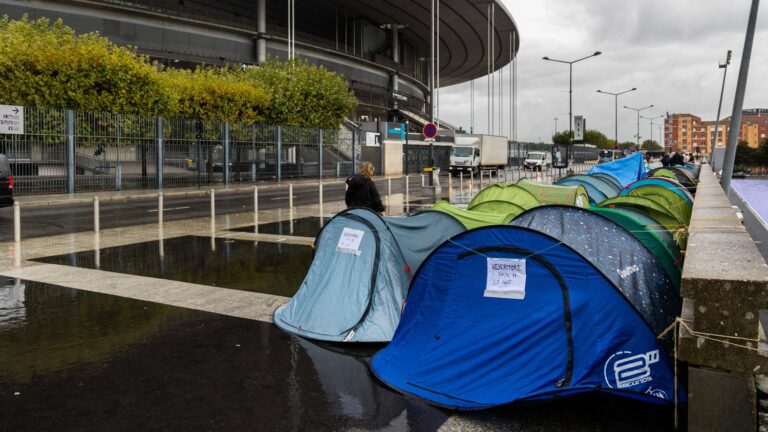 we explain the “tent strategy”, used by fans to be in the front row