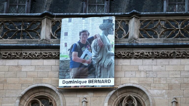 A “very sober” ceremony on Sunday in Arras, to pay tribute to Dominique Bernard, this professor who was the victim of a terrorist attack in 2023