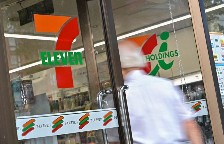 Alimentation Couche-Tard would have revised upwards its offer to purchase the 7-Eleven chain, according to the Bloomberg agency