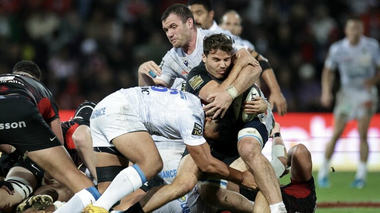 Antoine Dupont shines for his return to competition with a hat-trick and a big victory for Stade Toulouse over Clermont