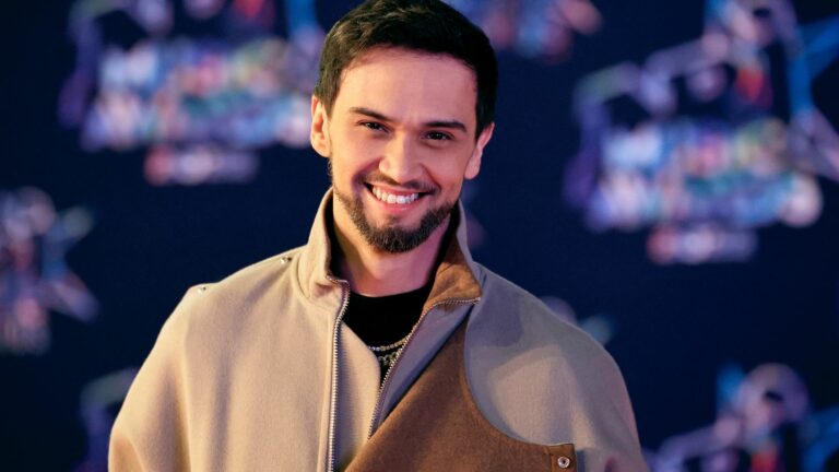 Billy Crawford replays the sound of the 2000s while participating in the “I Gotta Feeling” tour