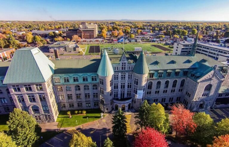 Classes are canceled at Cégep de Valleyfield due to police intervention; an individual was reportedly injured there