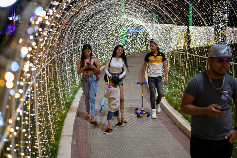 Executive Order by President Maduro | Christmas decorations already installed in Caracas