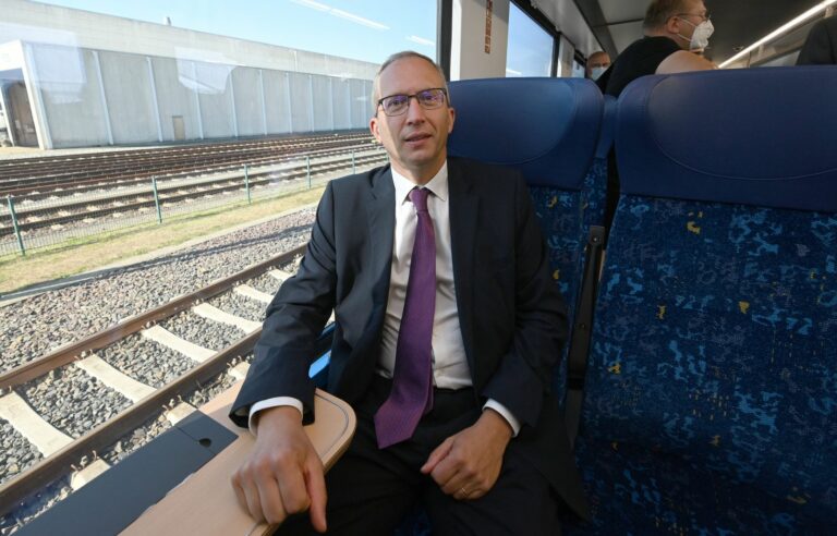 François Legault discusses the Quebec tramway project with the big boss of Alstom, Henri Poupart-Lafarge