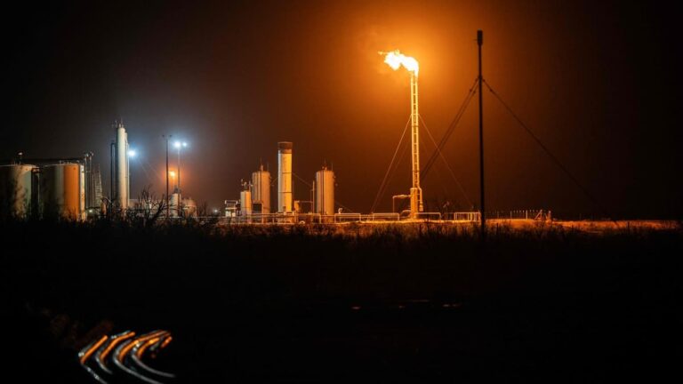 Gas leak kills at least 2, injures 35 at Texas refinery