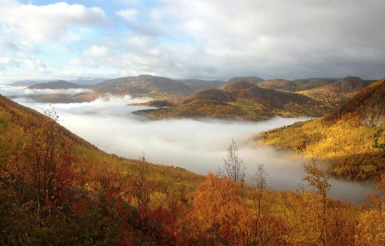 Hiking trails in national parks to admire autumn.