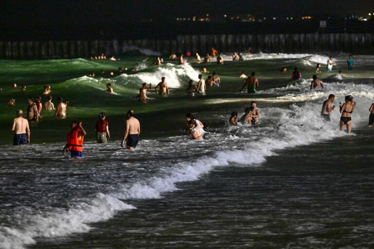 Hot temperatures | Dubai adopts night beaches