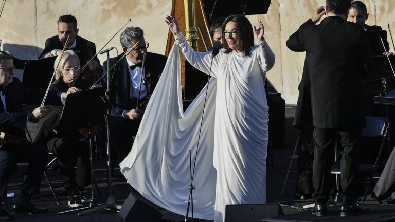 Iconic Greek singer Nana Mouskouri will say goodbye to the stage as she turns 90