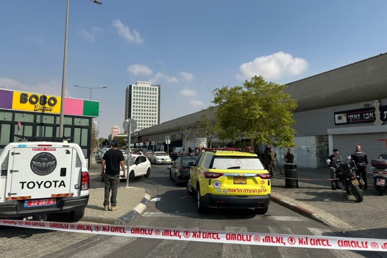 Israel | One dead, 10 injured in armed attack in Beersheba