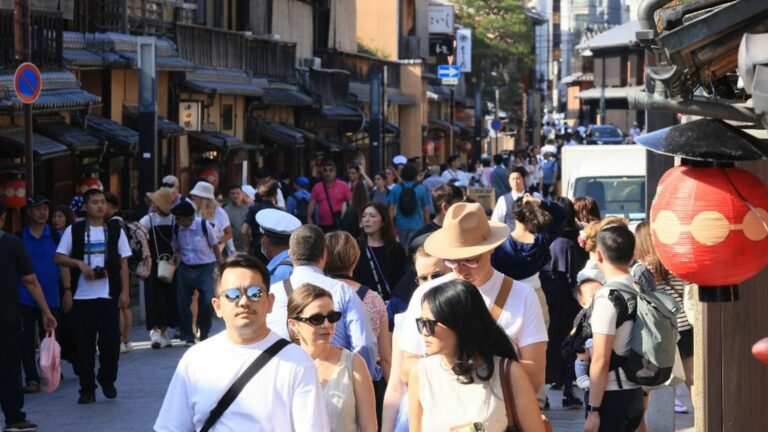 Kyoto asks foreign tourists to make donations to preserve the city