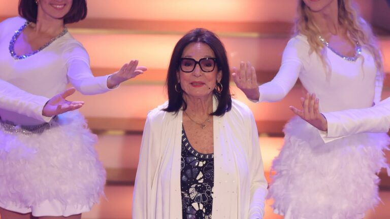 Nana Mouskouri wants to say goodbye to the stage at almost 90 years old