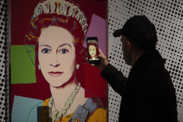 Netherlands | Warhol’s glittering crowned heads on display