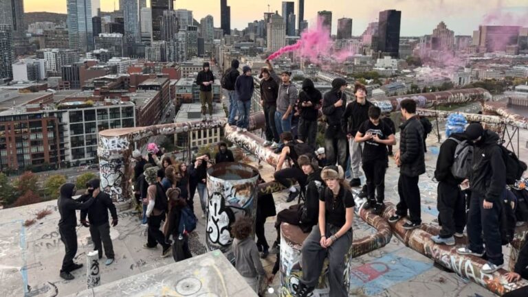 ON VIDEO | A group of young people illegally climbs on a building in Montreal