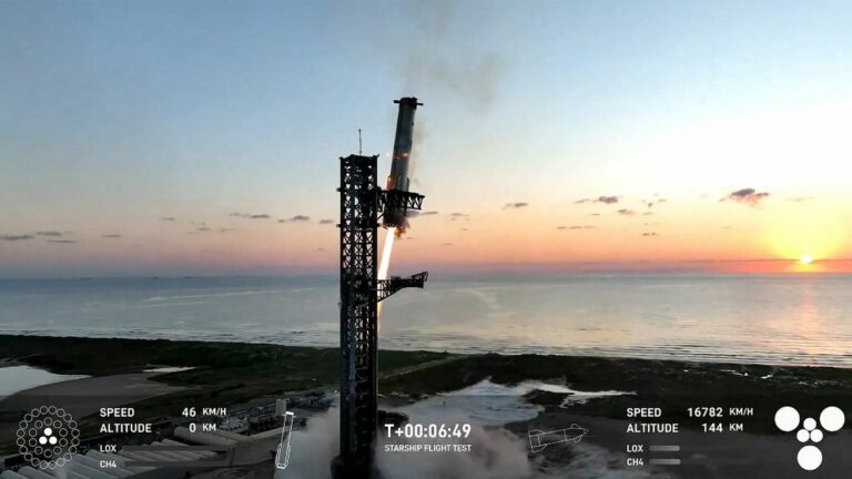 SpaceX succeeds in catching the launcher of its Starship megarocket in flight, an unprecedented feat