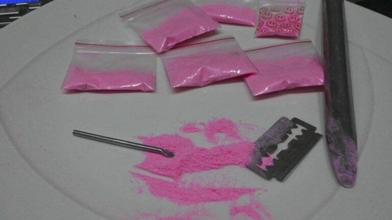 Strawberry flavored, sold on social networks…: what is pink cocaine, a new drug that has appeared in France?