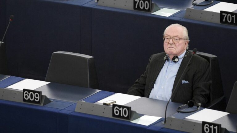 The European Parliament demands 300,000 euros from Jean-Marie Le Pen for undue mandate costs