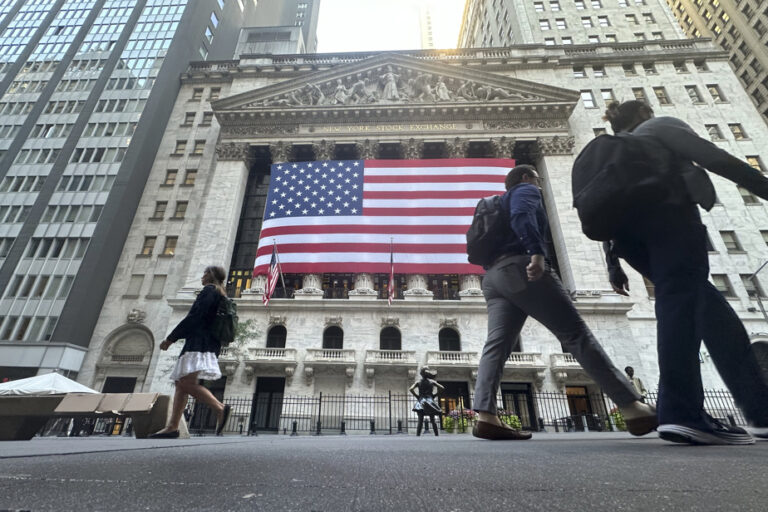 The TSX climbs almost 200 points and the American markets also advance