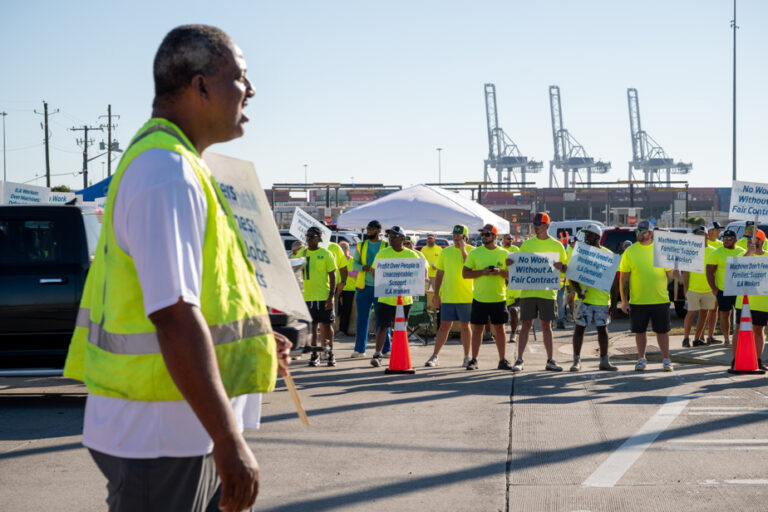 United States | Longshoremen return to work after three days of strike