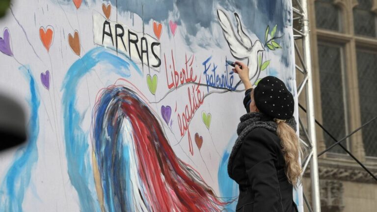 VIDEO. “One year later, we are together”, declares the mayor of Arras during the tribute ceremony to Dominique Bernard