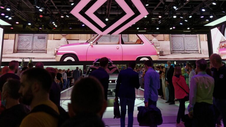 at the Paris Motor Show, the electric car market in the spotlight, despite a complicated context