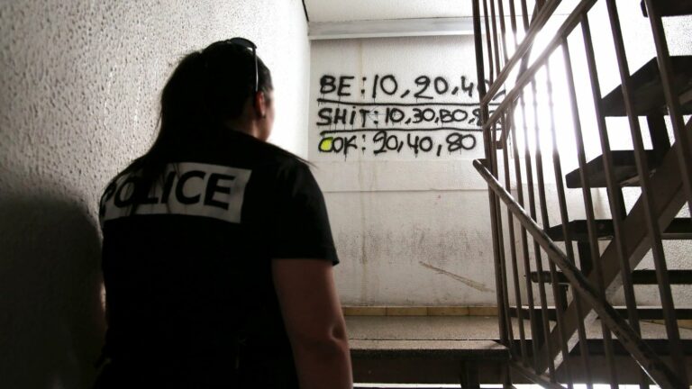 faced with drug trafficking in Marseille, police officers raise awareness among schoolchildren