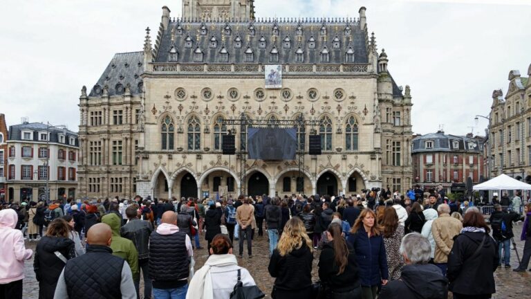 follow the ceremony in tribute to Dominique Bernard, French teacher assassinated a year ago