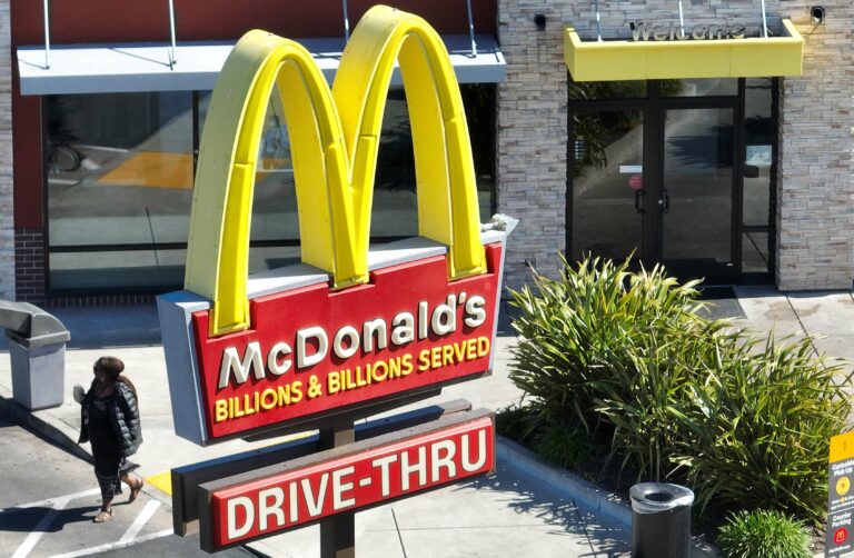 McDonald's Corporation: Shares Decline Following E.coli Poisoning Incidents in the U.S.