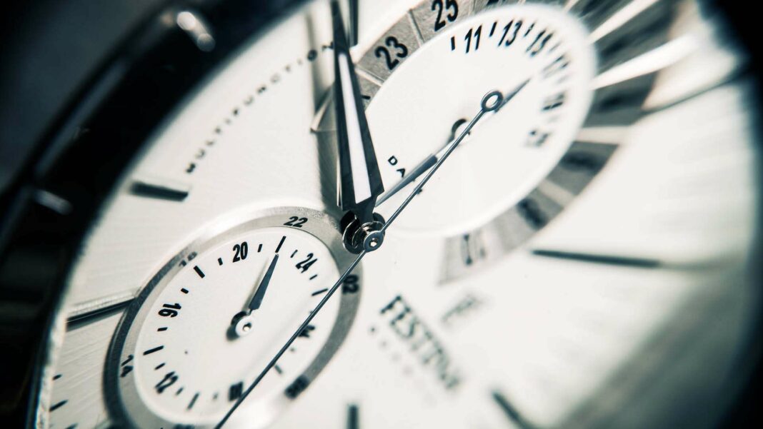 Discovering the Accurate Time in France Without a Voice Clock