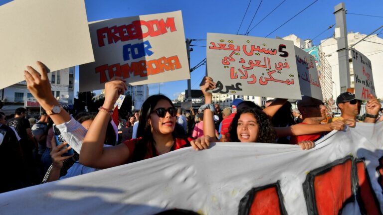 in Tunisia, demonstrators denounce a presidential election transformed “into a coup d’état”