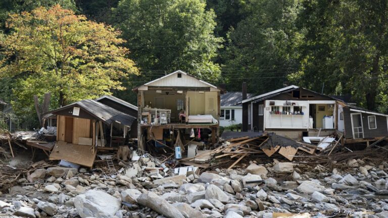 in the United States, pro-Trump people criticize the management of relief after the passage of Hurricane Helene