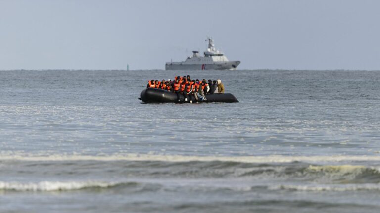 nearly 1,000 migrants attempted to cross the Channel illegally on Saturday, a record in 2024