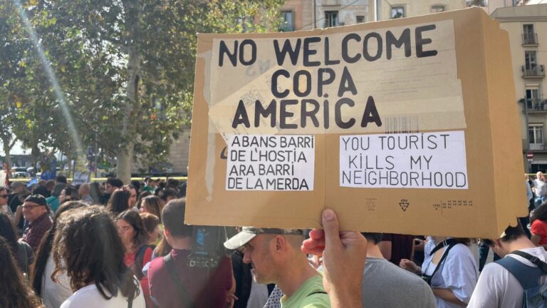 several thousand people demonstrate in Barcelona, ​​against a competition considered elitist and an “unsustainable” tourist model