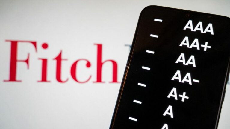 the Fitch agency maintains France’s rating at the “AA-” level but places it under negative outlook, the government “takes note” of this rating