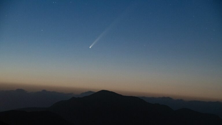 “the comet of the century”, visible to the naked eye, crosses the French sky