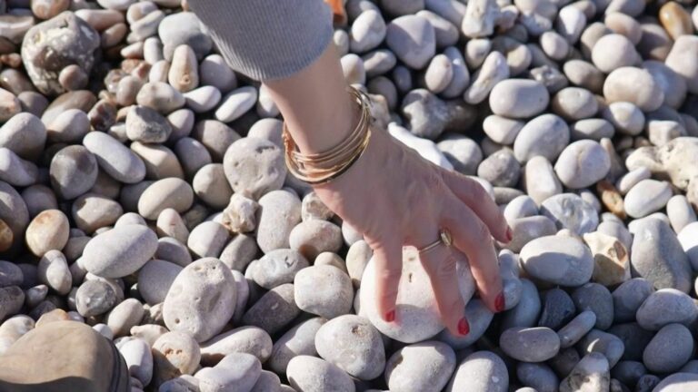 tourists return the precious pebbles from the beaches of Étretat