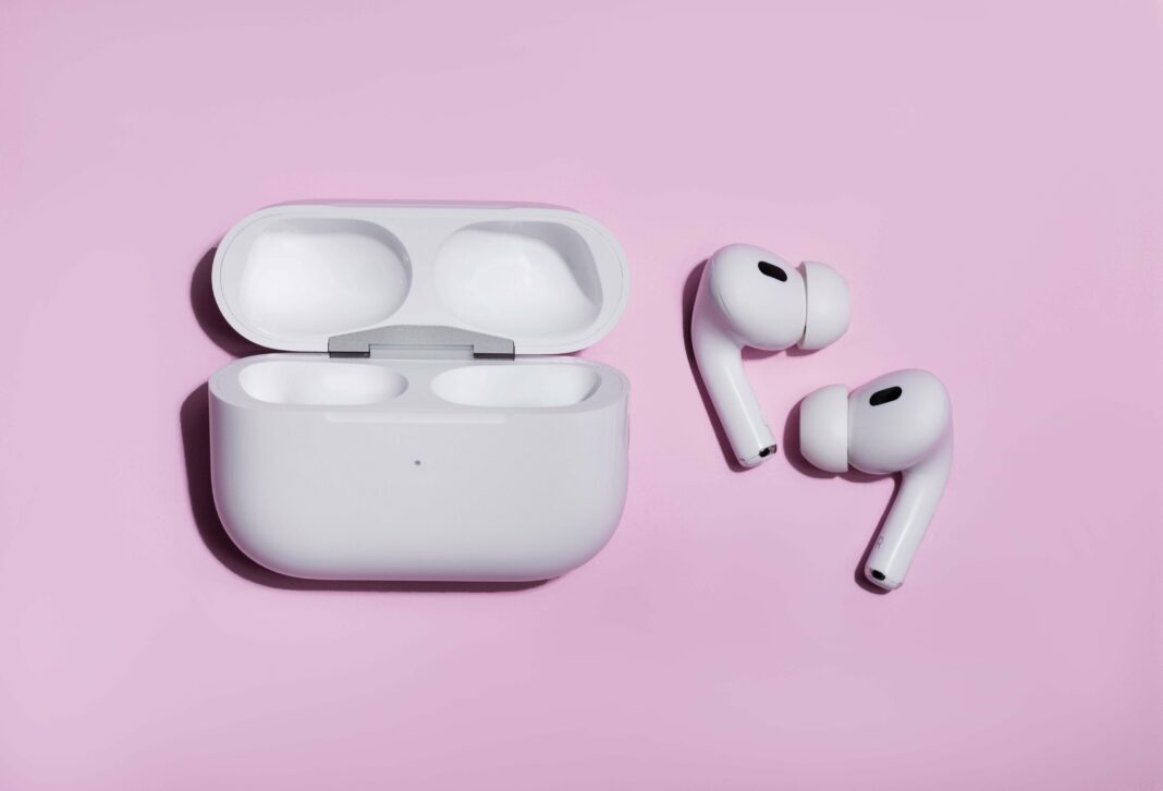 Apple Headphones Transform into Hearing Aids: A Game Changer for Those with Mild Hearing Loss