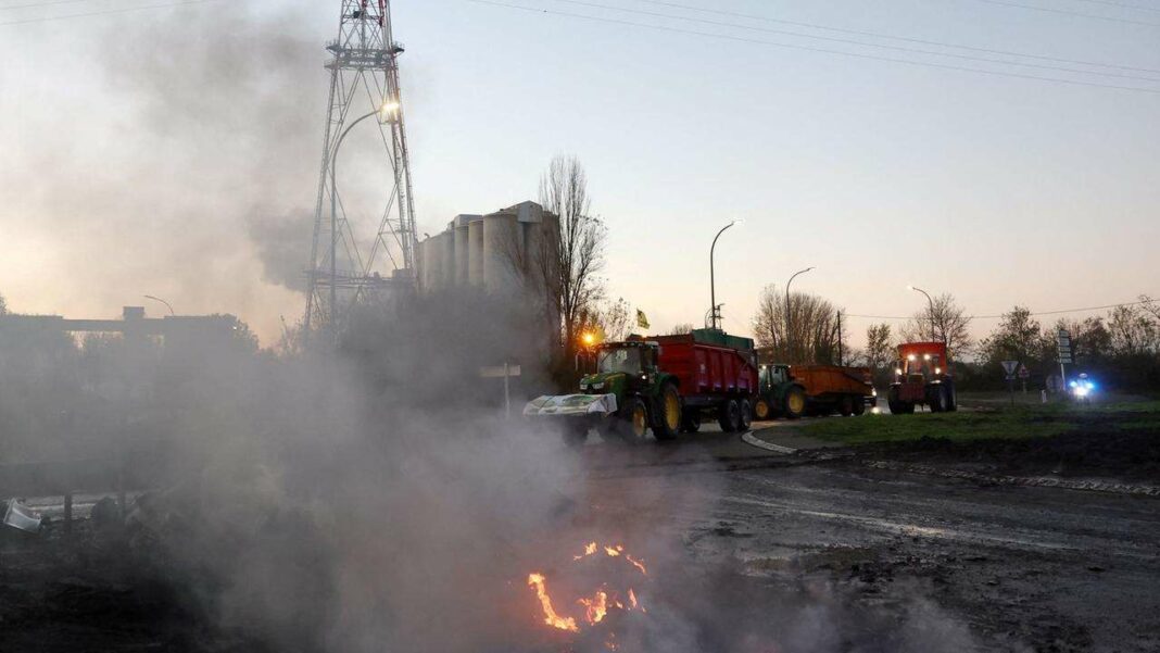 French Farmers Rally Against Mercosur Amidst Macron's Policies