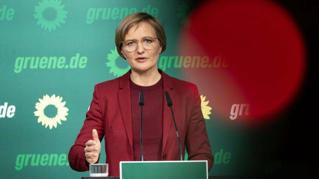 Greens Criticize Scholz's Ukraine Strategy, Favoring Merz as a Stronger Ally