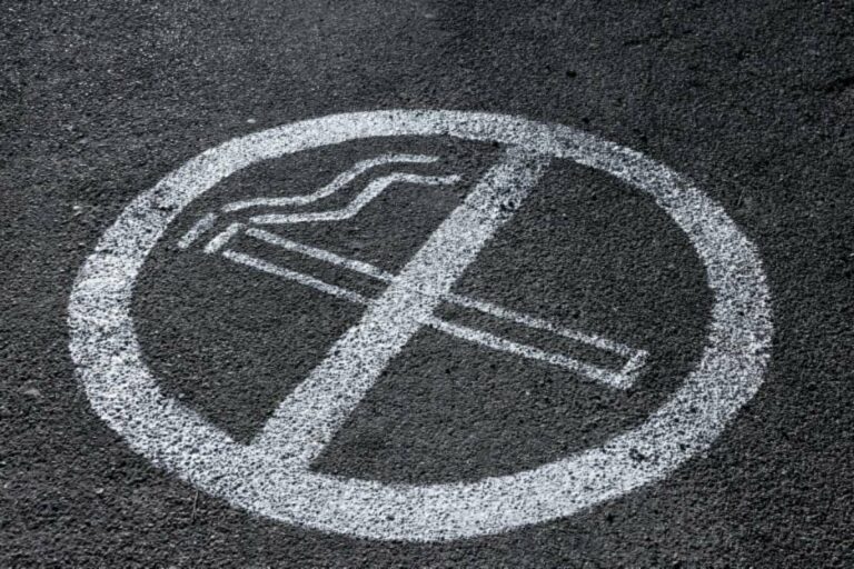 Expansion of Smoke-Free Zones: Terraces and Bus Stops Under Discussion by the 27 - March 12, 2024, Boursorama News