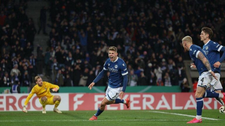 Stuttgart Defeats SSV Jahn: Arminia Bielefeld Shocks in DFB-Pokal with Stunning Goals and Penalty Win - n-tv.de