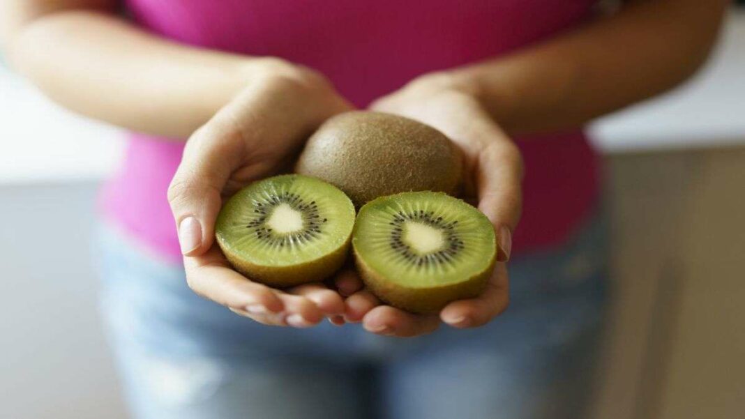 Unlock the Full Nutritional Benefits of Kiwis: The Right Way to Eat for Maximum Vitamin Absorption