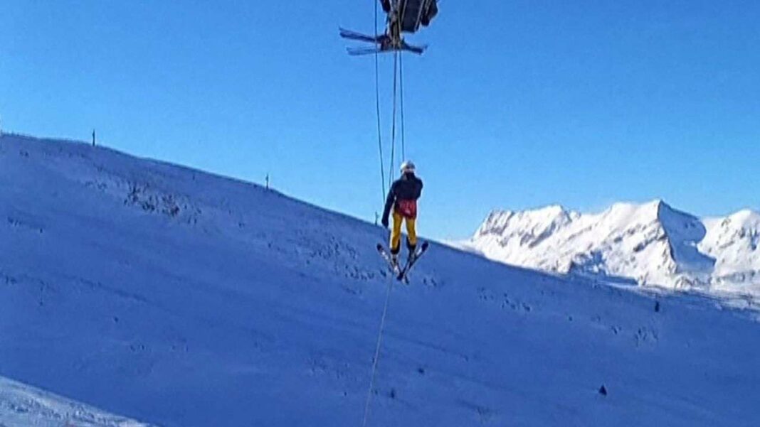 Unexpected Delays: A Day of Laughter and Stress for Skiers Trapped on a Chairlift