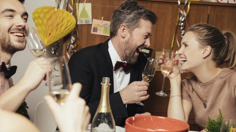 Mastering New Year's Eve Flirting: Key Insights from a Psychologist on the 3-Second Rule