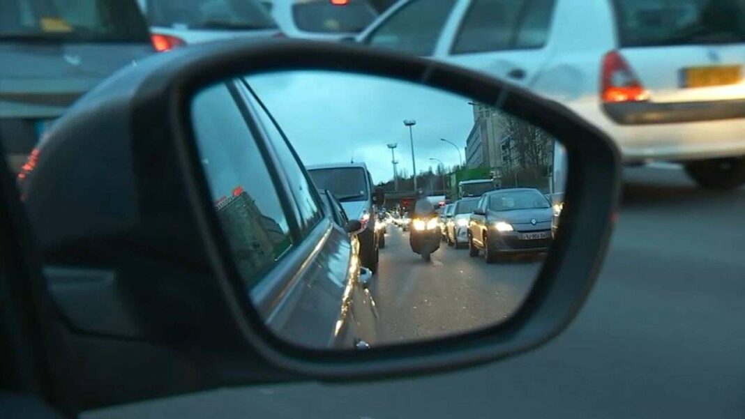 Controversy Surrounds New Lane Splitting Rules for Motorcyclists: Safety Concerns Emerge