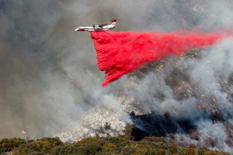 Firefighters Advance in Battle Against Threatening Flames in San Fernando Valley - Zonebourse