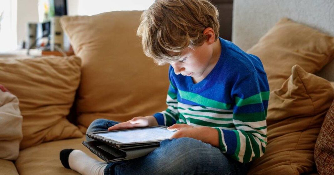 Effective Strategies for Parents to Limit Children's Screen Time During Winter Holidays Without Tantrums, According to Research