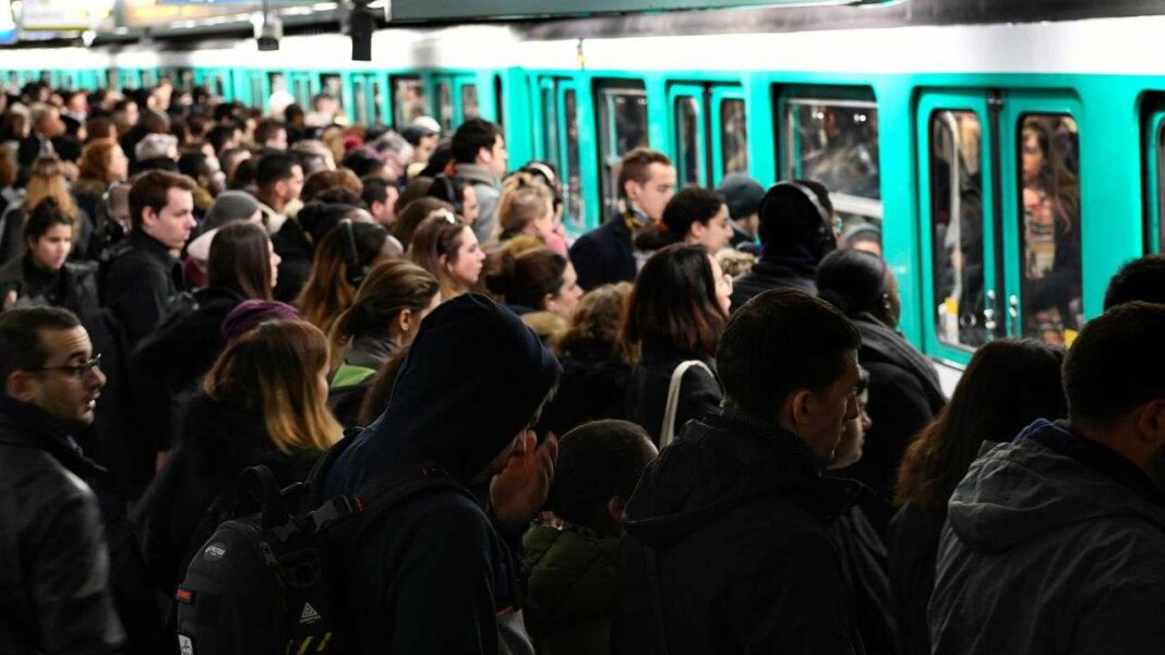 Fare Evasion Hotspots: Common Metro and Bus Lines in Paris and Suburbs