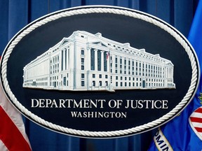 Un panneau du ministère américain de la Justice est visible, le 18 novembre 2022, à Washington.